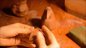 Лепка из красной глины фигурки "Ворона"