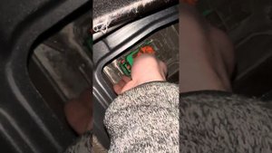 Как снять предохранитель на Nissan Leaf?