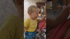 Малыш чихает