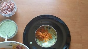 Салат с маринованными  грибами ветчиной и корейской морковью