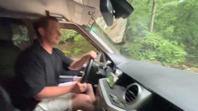 В Геленджике по дороге к водопаду на Ренджровере можно проехать везде