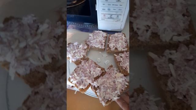 Горячие бутерброды с колбасой и сыром.