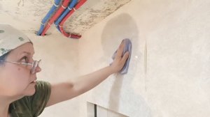 Как удалить пузырь под обоями