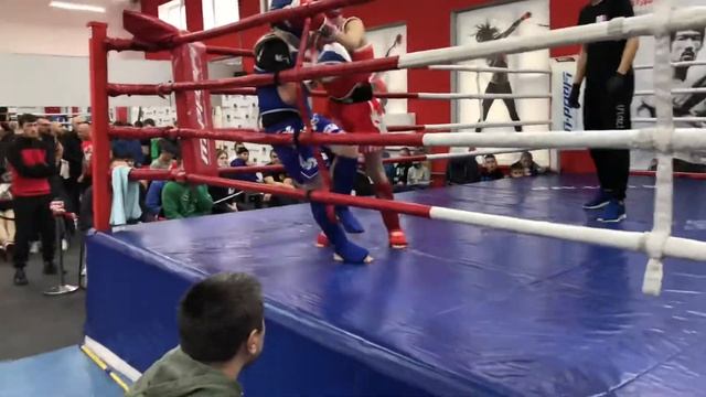 Спортивное соревнование по кикбоксингу чемпионат москвы Коля проиграл новичку