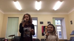 Обычный урок вокала))))).Бумажный змей ( Виктор Резников). Ирина Аверина и Ева Антипина.