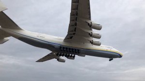 Aн-225 МРИЯ посадка боковой ветер | An-225 Mriya strong side wind landing