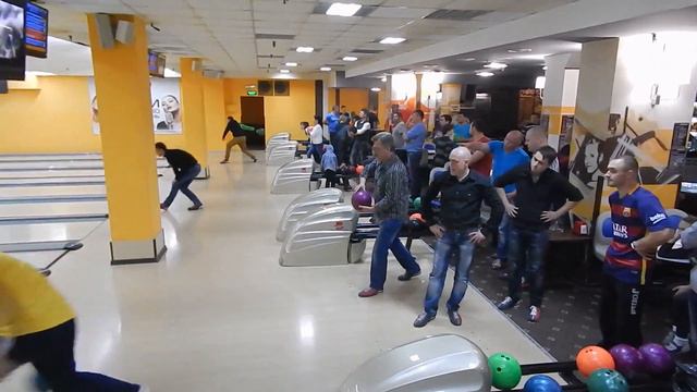 "Да! Давай еще!" Турнир по боулингу среди портовиков (видео "Корабелов.Инфо") смотреть онлайн