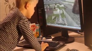 Двухлетний ребенок играет в Танки Онлайн