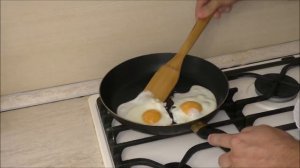 Как пожарить яичницу без масла.mp4