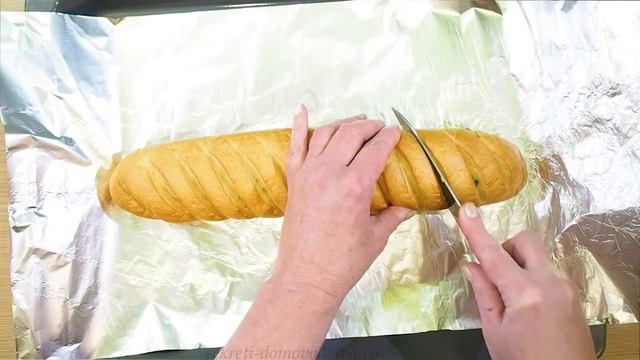 Батон с сырной начинкой и чесноком в духовке. Невероятно вкусная идея для завтрака!