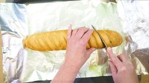 Батон с сырной начинкой и чесноком в духовке. Невероятно вкусная идея для завтрака!