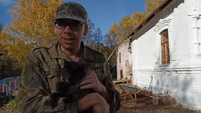 Теперь и во дворе дома прадеда нет завалов кирпича и мусора. Продолжение уборки участка смотреть онлайн