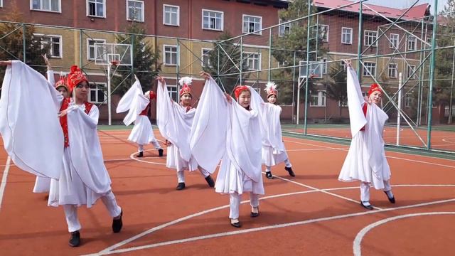 Кыргыз бийи- Курманжан Датка атындагы Ош лицейи смотреть онлайн