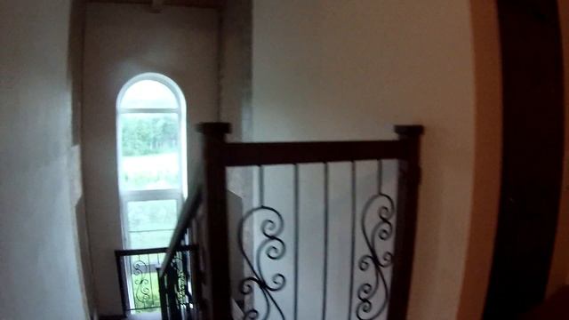 Лестница на металлокаркасе. Лестница на ломаных косоурах. Ступени из дуба.