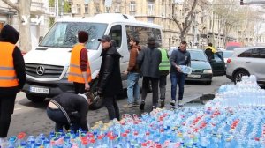 Гуманитарный штаб в Одессе принимает воду для Николаева