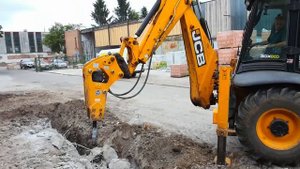 Экскаватор погрузчик в работе с гидромолотом. JCB 3 CX with breaker.