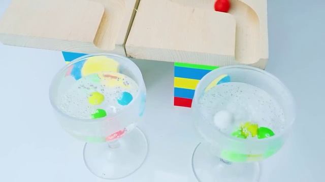 Шарики катаются по лабиринту_видео для детей_2023_76 смотреть онлайн