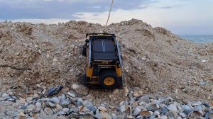 1/24 модель от fms Land rover discovery, camel trophy на берегу моря.