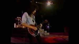 GUNS N' ROSES - WE WILL ROCK YOU - AWESOME LIVE PERFORMANCE 1992 (WITH BRIAN MAY) [RARE VIDEO]