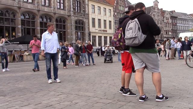 Tombe la neige, en nog wel op de Korenmarkt in augustus! смотреть онлайн