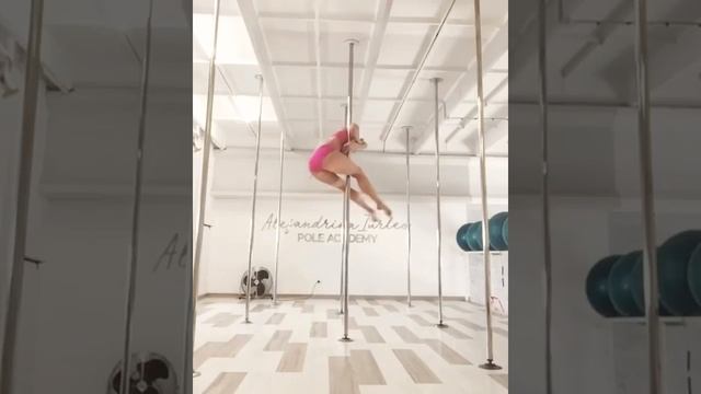 Pole Dance. Шпагат на пилоне с локтевым хватом.