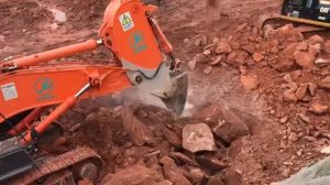 Работа экскаватора с трёх секционным Мега рыхлителем ( разбераем скалу ).
