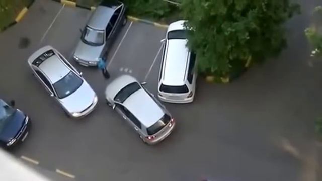 Бабы за рулем 32 Две блондинки встретились во дворе смотреть онлайн