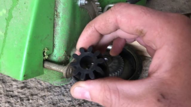 Ремонт самоходной косилки/замена шестерней привода и адаптера ножа смотреть онлайн