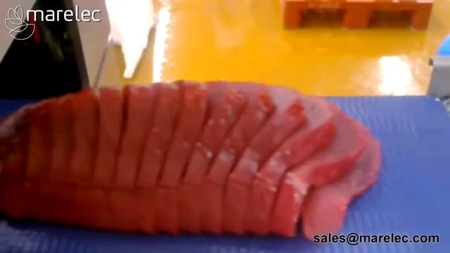 Машина для нарезки рыбы на стейки с фиксированным весом. Тунец.