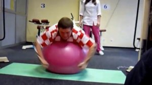 Бубновский. Упражнение на мяче