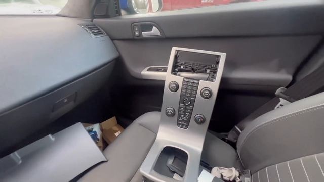 HOW TO REMOVE THE WATERFALL CONSOLE IN A VOLVO S40 ,C30 , V50 + WRAPPING IT GLOSS BLACK ! смотреть онлайн
