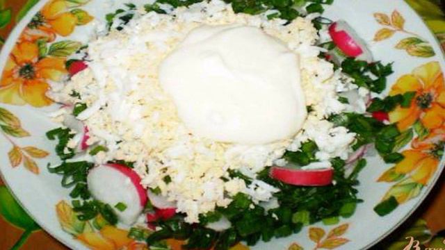 Салат из редиса с яйцом и зеленью