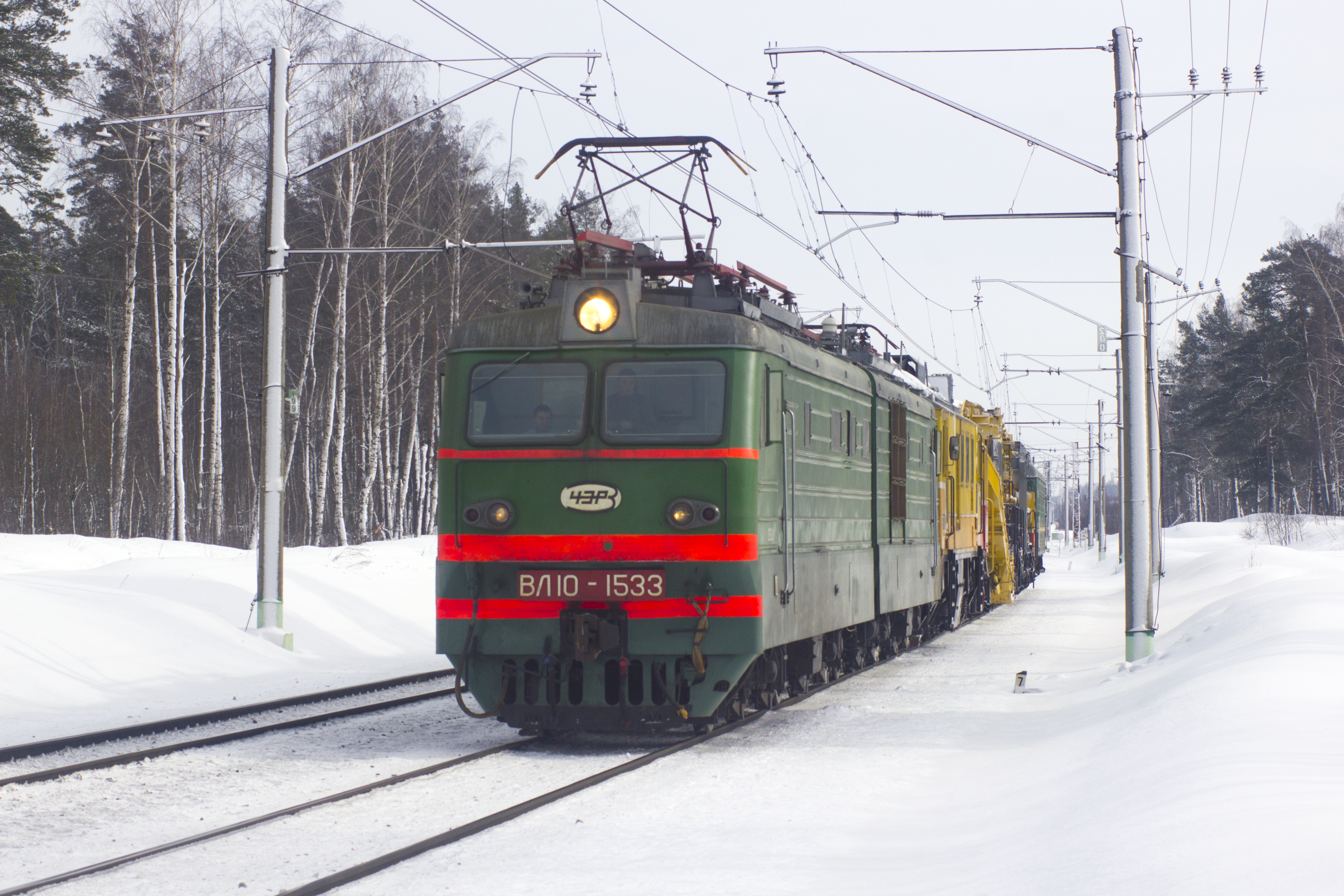 Электровоз ВЛ10К-1533 с путейской техникой