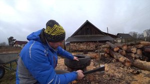 Обзор топор-колуна FISKARS Х21 и техника колки дров в старой покрышке