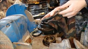 замена ступичного сальника на УАЗ 3303