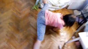 Ника учит маму как сесть на шпагат - домашние тренировки по акробатике - йога челлендж