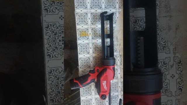 Milwaukee M12 10oz caulk gun ?? смотреть онлайн
