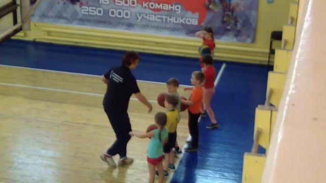 Баскетбольная тренировка у дошкольников в СДЮСШОР №2 г.Вологда смотреть онлайн