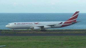 Airbus A 340 Air Mauritius,3B-NBE et 3B-NBI @ Roland Garros Airport (FMEE/RUN)