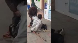 Бабка обоссалась и полезла в магазин