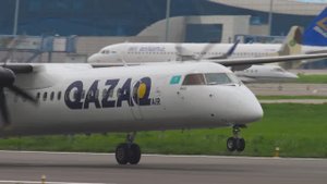Бомбардье Даш 8 авиакомпании Qazaq Air взлетает из аэропорта Алматы.