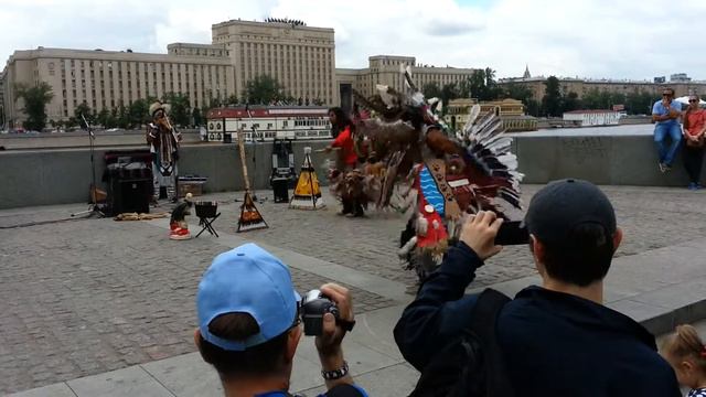 Эквадорские индейцы SUMAK YAWAR на Фрунзенской наб. смотреть онлайн