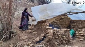 Building a hut in the heart of the mountain, the life project of a mother and daughter