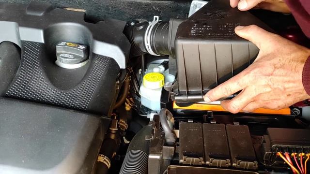 Как поменять воздушный моторный фильтр на SEAT cordoba 2.0 2007 смотреть онлайн