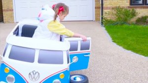 Катя и Макс играют в магазин игрушек