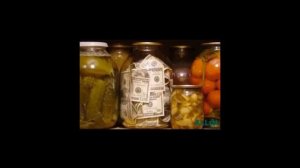 Ищем в доме спрятанные деньги.