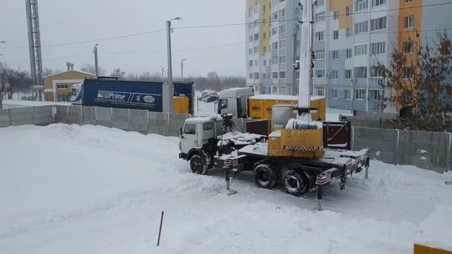 Завезли на стройплощадку две фуры газобетона ЮДК смотреть онлайн