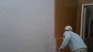 Покраска стен краскопультом.