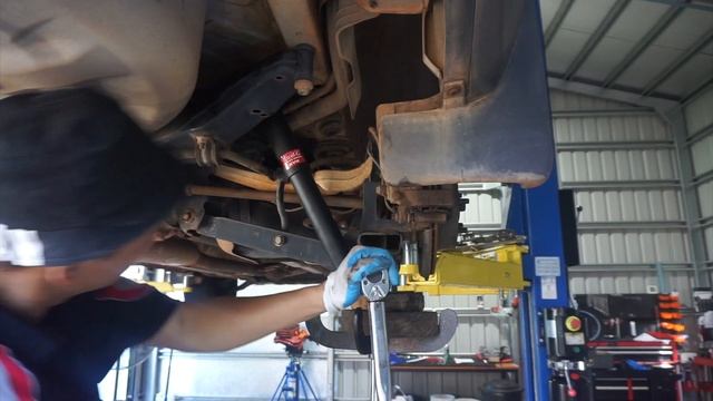 HOW TO REPLACED REAR SHOCK ABSORBER NISSAN X-TRAIL смотреть онлайн