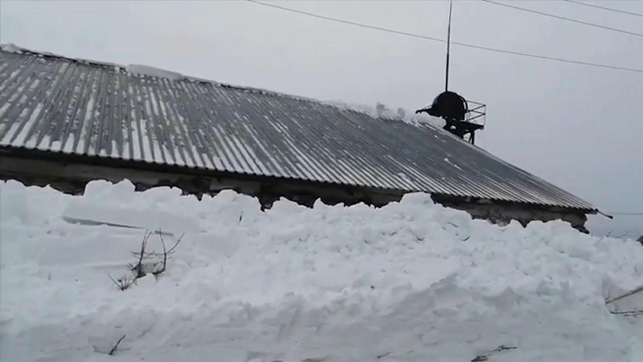 Сход снега с шиферной крыши